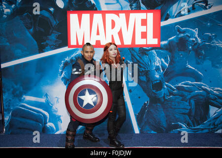 Anaheim, California, USA. Il 15 agosto, 2015. Joshua Litan come capitano America e Madeline Madamba All Black Widow, sia da San Diego, CA, pongono di fronte al display Marvel alla Disney D23 Expo Fan event a Anaheim, CA, Stati Uniti d'America Agosto 16, 2015. Credito: Kayte Deioma/Alamy Live News Foto Stock