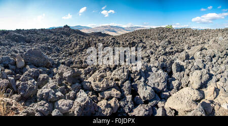 Lava fredda vicino vulcano Etna in Sicilia a causa di antiche eruzioni, Italia 2011 Foto Stock