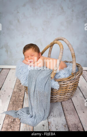 Adorabili sette giorni neonato ragazzo in un cesto di vimini Foto Stock