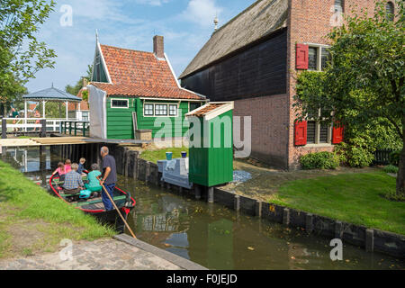 Il turista a godere di una gita in barca nel Buitenmuseum ( Open Air Museum ) dell'Enhuizen Zuiderzeemuseum, North Holland, Paesi Bassi. Foto Stock