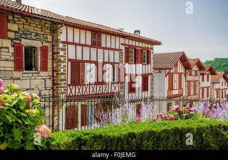 Fila di tipico basco cottages in La Bastide-Clairence Foto Stock