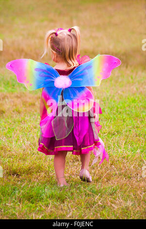 Effetto pittorica del giovane ragazza vestita come fata presso la New Forest Fairy Festival, Burley, Hampshire, Regno Unito nel mese di agosto Foto Stock