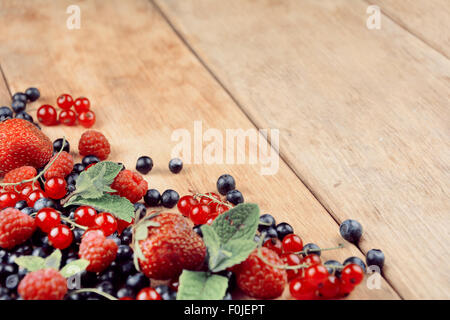 Luminosa estate cornice di dolci freschi frutti di bosco sul tavolo Foto Stock