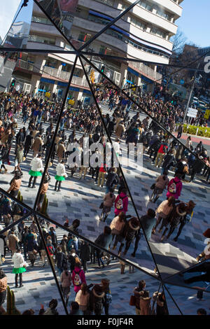 Occupato la scena crosswalk in Shibuya, Tokyo. Foto Stock