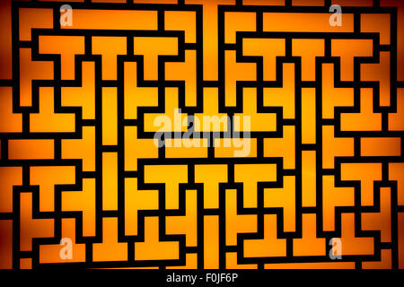 Lo sfondo costituito da un retro illuminato in stile Giapponese carta schermo divisorio (Shoji). Foto Stock