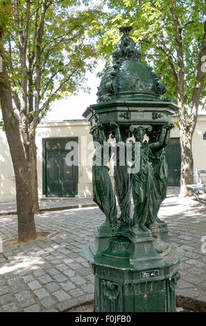 Fontanella dalla lingua inglese francofilo Richard Wallace sta di fronte No.13 Le Bateau Lavoir, Montmartre, Parigi. Foto Stock