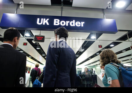 UK Border controllo passaporti Terminal 2 di Heathrow Airport, England, Regno Unito, Gran Bretagna Foto Stock