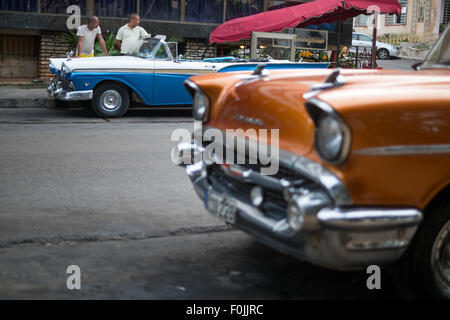 Classico degli anni Cinquanta automobili americane per le strade di La Habana, Cuba Foto Stock