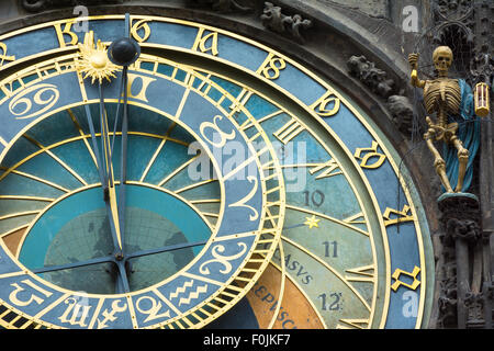 L'Orologio Astronomico nella piazza della Città Vecchia di Praga un dettaglio dell'orologio. Foto Stock