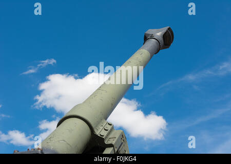 Obice canna della pistola rivolta verso il cielo in pericolo. Foto Stock