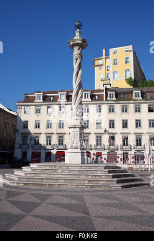 Il Portogallo, Lisbona, quadrato comunale (Portoghese: Praca Do Municipio) con settecento pilastro chiamato Pelourinho - gogna Foto Stock