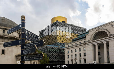 Più edifici monumentali e di un cartello stradale in Birmingham Centenario Square, England, Regno Unito Foto Stock