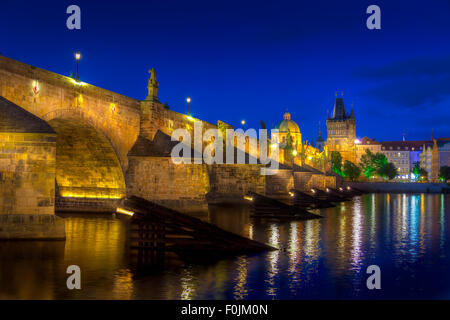 Vista di notte attraverso il fiume Moldava a Praga con il ponte Carlo San Francesco Chiesa