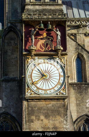 Dettaglio orologio sul lato della Cattedrale di Wells, Somerset, Inghilterra, Regno Unito Foto Stock