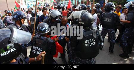 Kathmandu, Nepal. 17 Ago, 2015. I manifestanti si scontrano con la polizia nepalese durante il secondo giorno di sciopero generale chiamato da alleanza di 30 partiti di opposizione guidata da UCPN-maoista in Kathmandu, Nepal, Agosto 17, 2015. La vita normale in tutto il Nepal è stata paralizzata il lunedì per il secondo giorno consecutivo a causa di una nazione a livello di sciopero generale lanciato dal 30-party alliance. Credito: Sunil Sharma/Xinhua/Alamy Live News Foto Stock