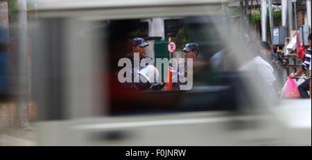 Kathmandu, Nepal. 17 Ago, 2015. Pattuglia di polizia su strada durante il secondo giorno di sciopero generale chiamato da alleanza di 30 partiti di opposizione guidata da UCPN-maoista in Kathmandu, Nepal, Agosto 17, 2015. La vita normale in tutto il Nepal è stata paralizzata il lunedì per il secondo giorno consecutivo a causa di una nazione a livello di sciopero generale lanciato dal 30-party alliance. Credito: Sunil Sharma/Xinhua/Alamy Live News Foto Stock