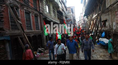 Kathmandu, Nepal. 17 Ago, 2015. I manifestanti gridare slogan come essi marzo sulla strada durante la seconda giornata di sciopero generale chiamato da alleanza di 30 partiti di opposizione guidata da UCPN-maoista in Kathmandu, Nepal, Agosto 17, 2015. La vita normale in tutto il Nepal è stata paralizzata il lunedì per il secondo giorno consecutivo a causa di una nazione a livello di sciopero generale lanciato dal 30-party alliance. Credito: Sunil Sharma/Xinhua/Alamy Live News Foto Stock