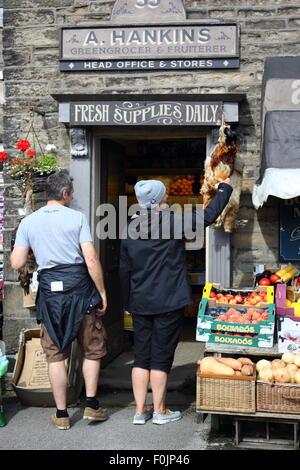 "Hankins Ortolano e Fruiterer' in Hayfield, Derbyshire - utilizzato come location del film dalla BBC per il villaggio. Foto Stock