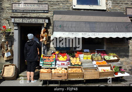 "Hankins Ortolano e Fruiterer' in Hayfield, Derbyshire - utilizzato come location del film dalla BBC per il villaggio. Foto Stock