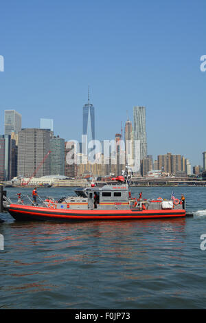 Barca FDNY risponde ad una emergenza sull'East River. Foto Stock