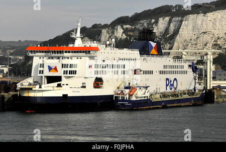 AJAXNETPHOTO. 29Giugno, 2015. DOVER, Inghilterra.- canale trasversale passeggeri e auto, P&O FERRY Pride of Kent inserito . Foto:JONATHAN EASTLAND/AJAX REF:D152906 5319 Foto Stock