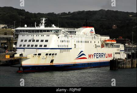 AJAXNETPHOTO. 29Giugno, 2015. DOVER, Inghilterra - cross channel di auto e passeggeri del traghetto MYFERRYLINK RODIN nave nel porto. Foto:JONATHAN EASTLAND/AJAX REF:D152906 5318 Foto Stock