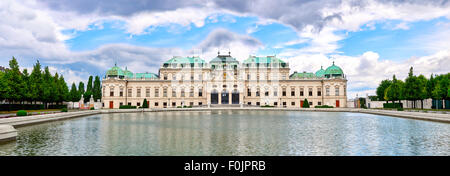 Alta risoluzione panorama del palazzo del Belvedere di Vienna in Austria su un nuvoloso giorno di estate Foto Stock