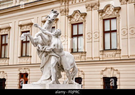 La scultura di un uomo in conflitto con un cavallo, Upper Belvedere, Vienna, Austria Foto Stock