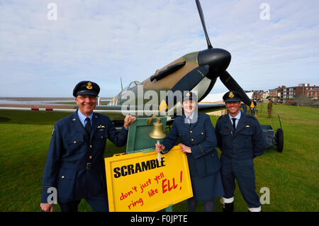 Tre ufficiali raf nella parte anteriore di uno Spitfire Mk 2 Foto Stock