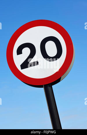 20km/h il limite massimo di velocità cartello stradale contro il cielo blu Foto Stock