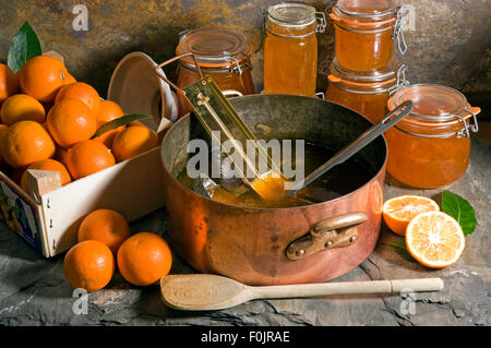 La marmellata di arance rendendo gli ingredienti inclusi arance di Siviglia. Foto Stock