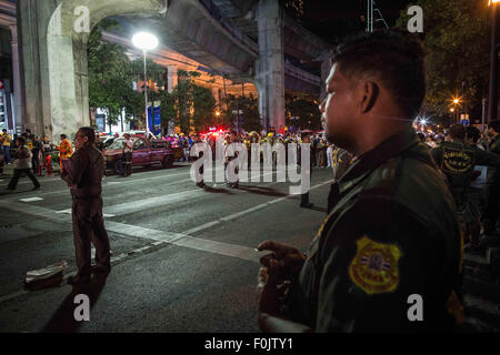 Bangkok, Tailandia. 17 Ago, 2015. Esplosione colpisce centrale di Bangkok (Chidlom distretto) al di fuori di un famoso Santuario di Erawan, uccidendo almeno 27 persone e il ferimento di 78, la polizia tailandese ha detto. © Credit: /ZUMA filo/Alamy Live News Foto Stock