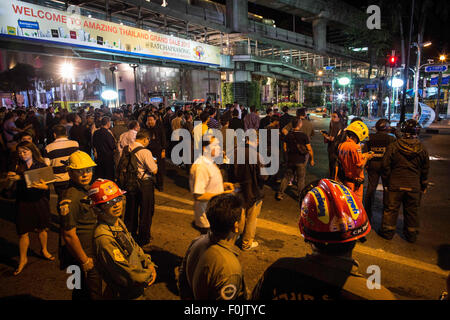 Bangkok, Tailandia. 17 Ago, 2015. Esplosione colpisce centrale di Bangkok (Chidlom distretto) al di fuori di un famoso Santuario di Erawan, uccidendo almeno 27 persone e il ferimento di 78, la polizia tailandese ha detto. © Credit: /ZUMA filo/Alamy Live News Foto Stock