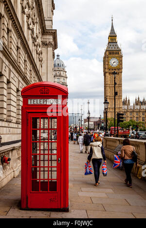 Un tradizionale Telefono Rosso Box e il Big Ben di Londra, Inghilterra Foto Stock