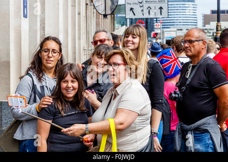 Un gruppo di turisti posano per una Selfie, Londra, Inghilterra Foto Stock