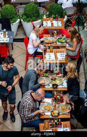Persone di mangiare in un ristorante sul fiume, Southbank, Londra, Inghilterra