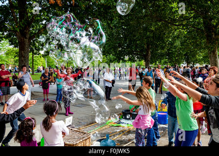 Un animatore di strada e la sua bolla mostra, Southbank, Londra, Inghilterra Foto Stock