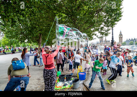 Un animatore di strada e la sua bolla mostra, Southbank, Londra, Inghilterra Foto Stock