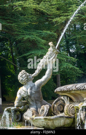 Dettaglio della Atlas fontana al sud aspetto della maestosa casa di Castle Howard North Yorkshire Foto Stock