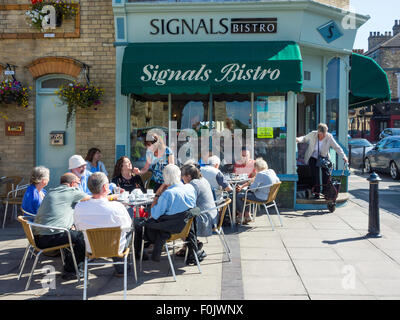 I clienti con cani gustando la prima colazione nel sole Summmer segnali al Bistro Saltburn dal Sea North Yorkshire Inghilterra Foto Stock