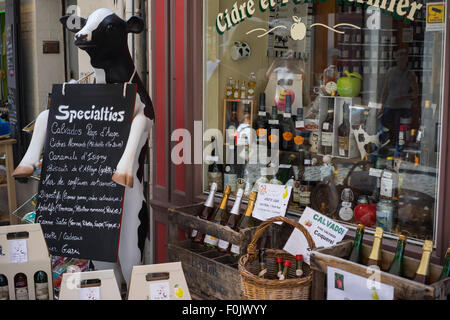 Il Calvados e sidro per vendita in Honfleur, Normandia, Francia. Foto Stock