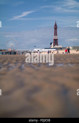 Lancashire, Blackpool, Regno Unito. 17 Ago, 2015. Regno Unito Meteo: una calda e soleggiata giornata in Blackpool che offre ai turisti la possibilità di godersi la spiaggia come la marea inizia a retrocedere Credito: Gary Telford/Alamy Live News Foto Stock