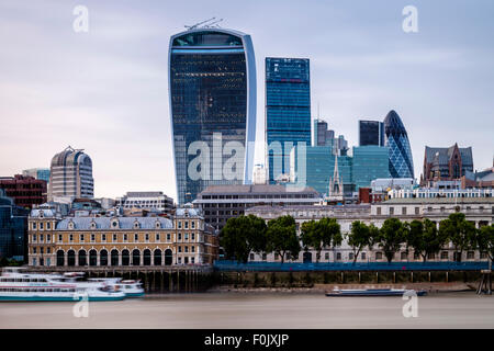 Il fiume il Tamigi e la City of London skyline di Londra, Inghilterra Foto Stock