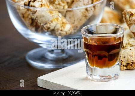 I Cantucci, una tipica i biscotti su una tavola di legno Foto Stock