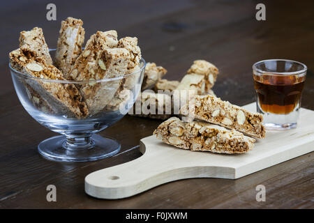 I Cantucci, una tipica i biscotti su una tavola di legno Foto Stock