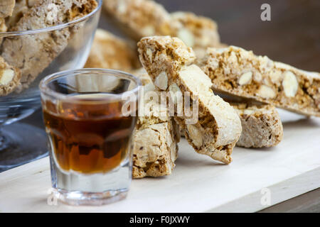 I Cantucci, una tipica i biscotti su una tavola di legno Foto Stock