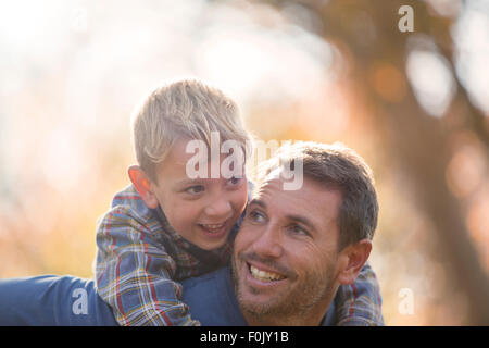 Padre affettuoso e figlio piggybacking Foto Stock