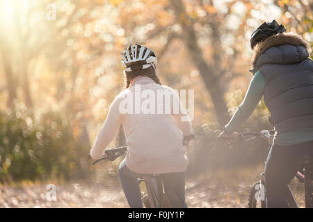 Madre e figlia in bicicletta nei boschi Foto Stock