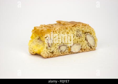 I Cantucci, una tipica biscotti su uno sfondo bianco. Foto Stock