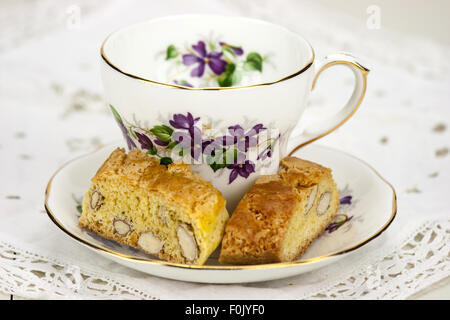 I Cantucci, una tipica biscotti su un tavolo bianco. Foto Stock